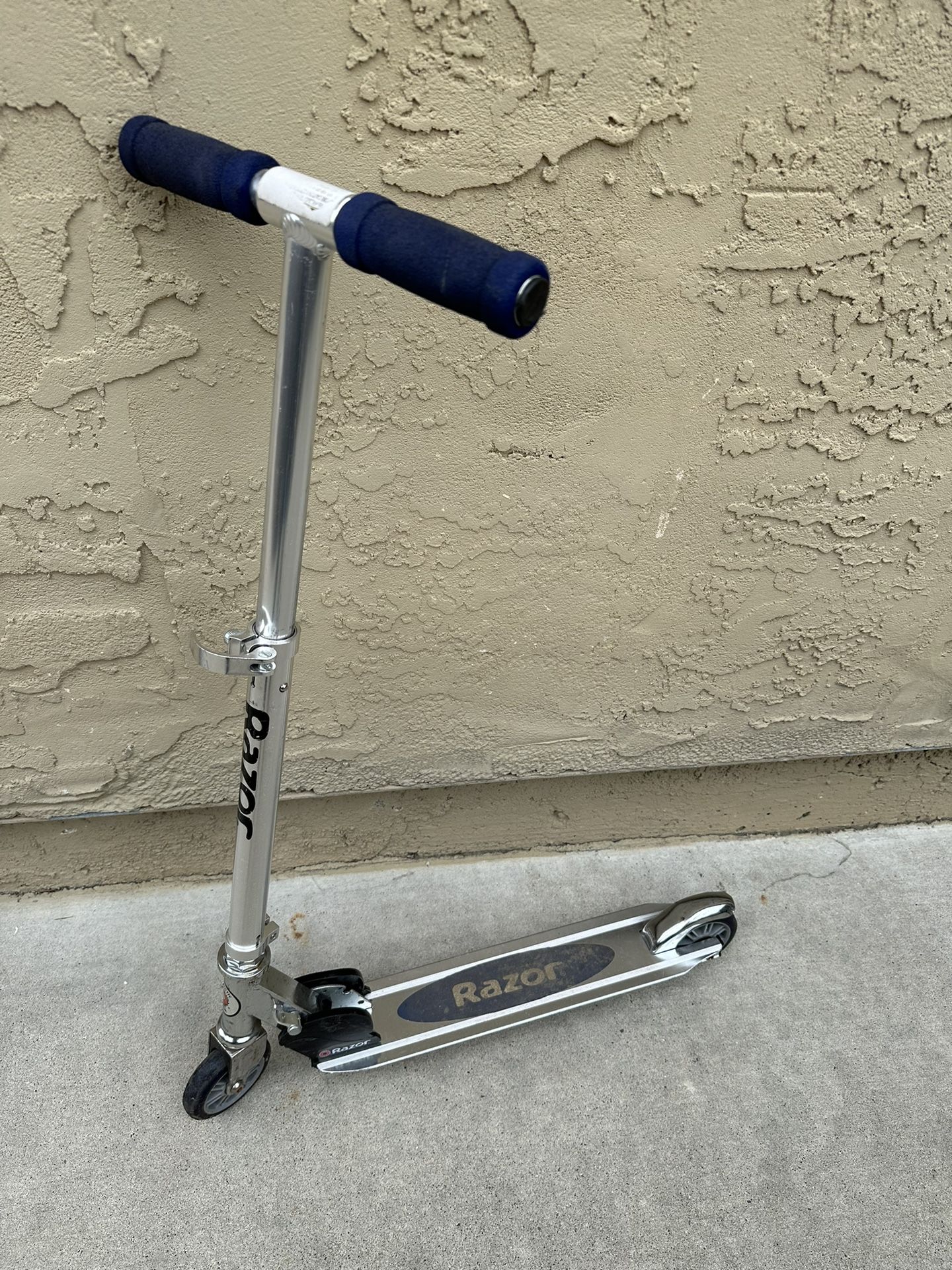 Kids Razor scooter 32" height $10 (hard to fold down)