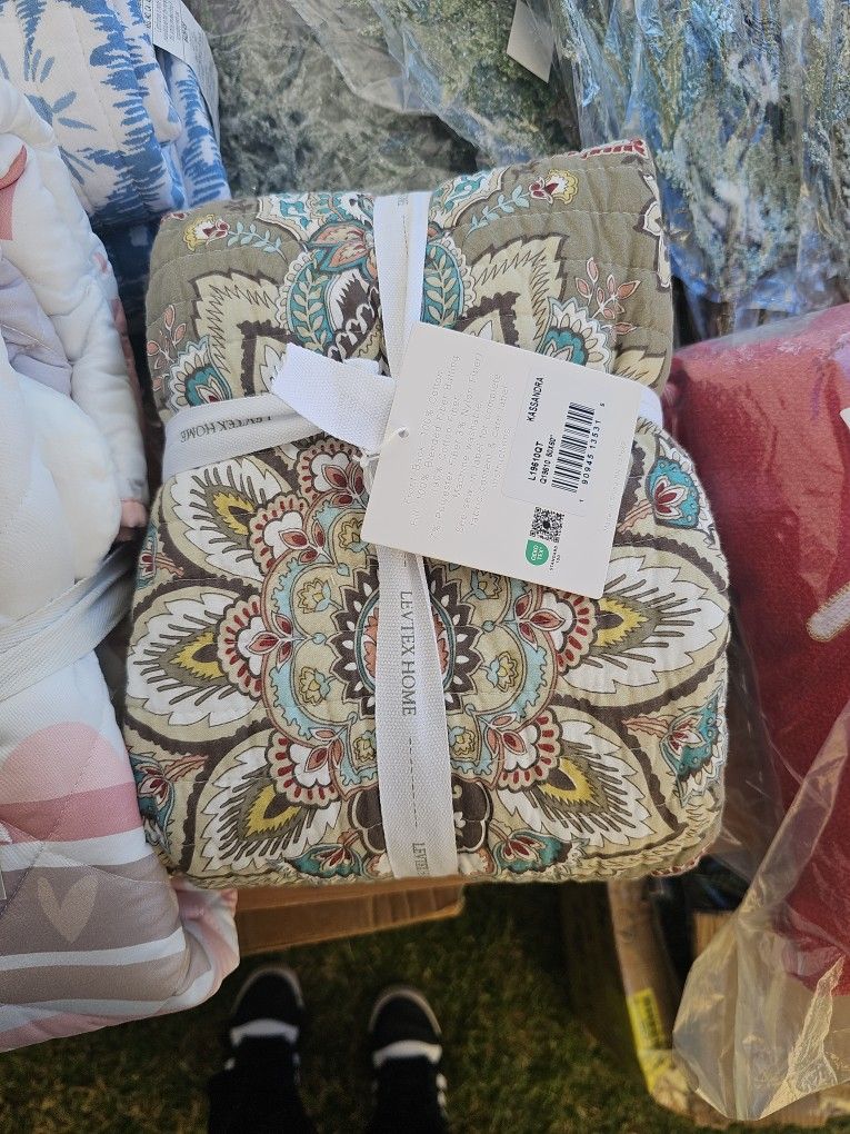 Levtex Home Quilted Trow