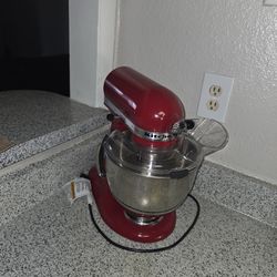 Kitchen Aid head tilt 4.5 quart w/ Attachments