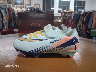 Soccer cleats us size 3.5youth