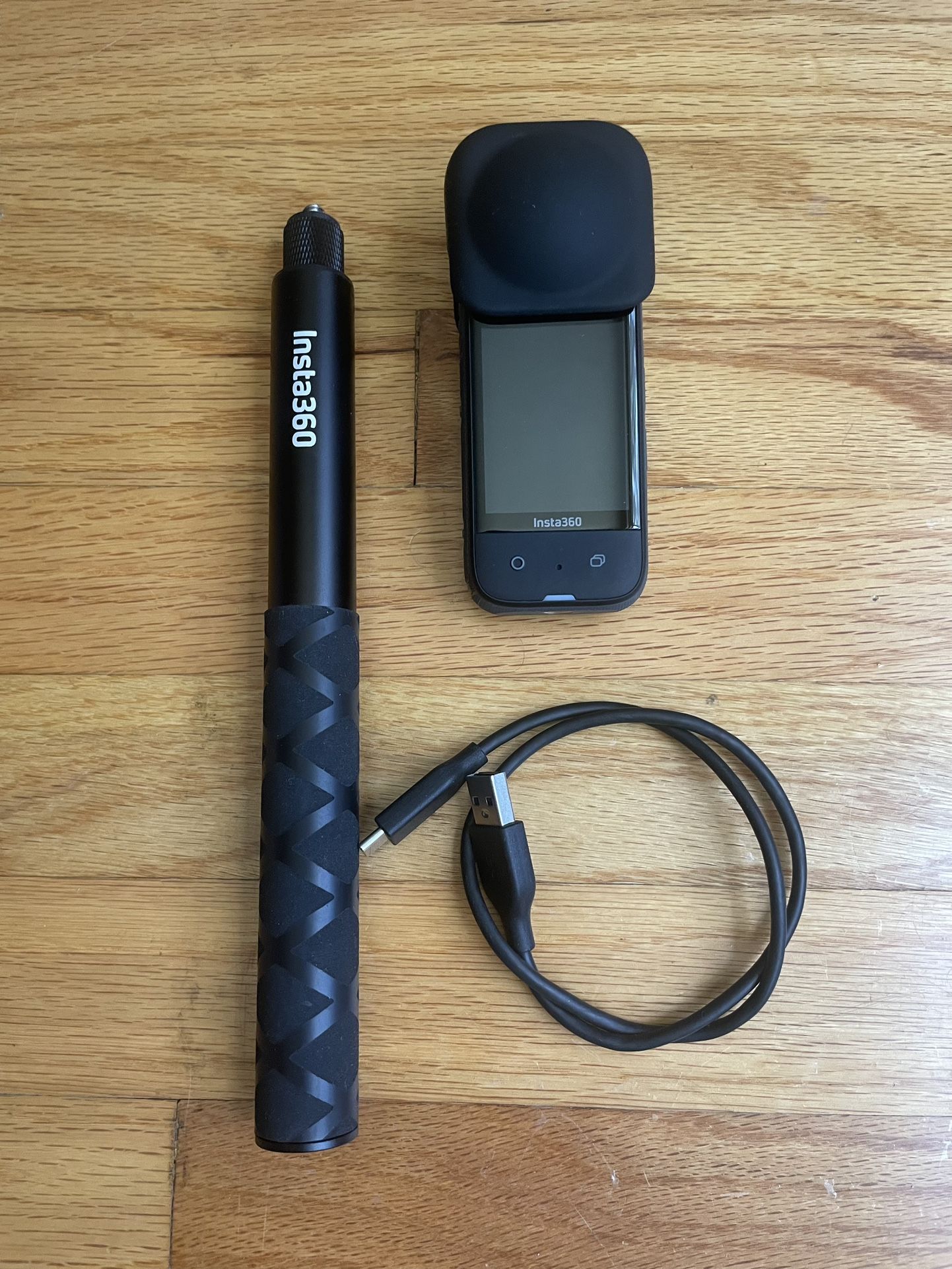 Insta360 X3 Barely Used Includes Selfie Stick, Memory card and Lens Cover
