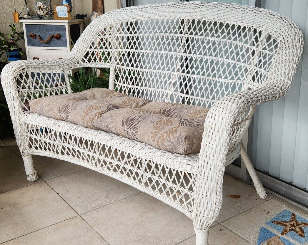 LIKE NEW! MUST SELL! 4 PC RATTAN PE OUTDOOR FURNITURE PATIO SET for