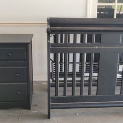 Crib & changing Table/dresser 