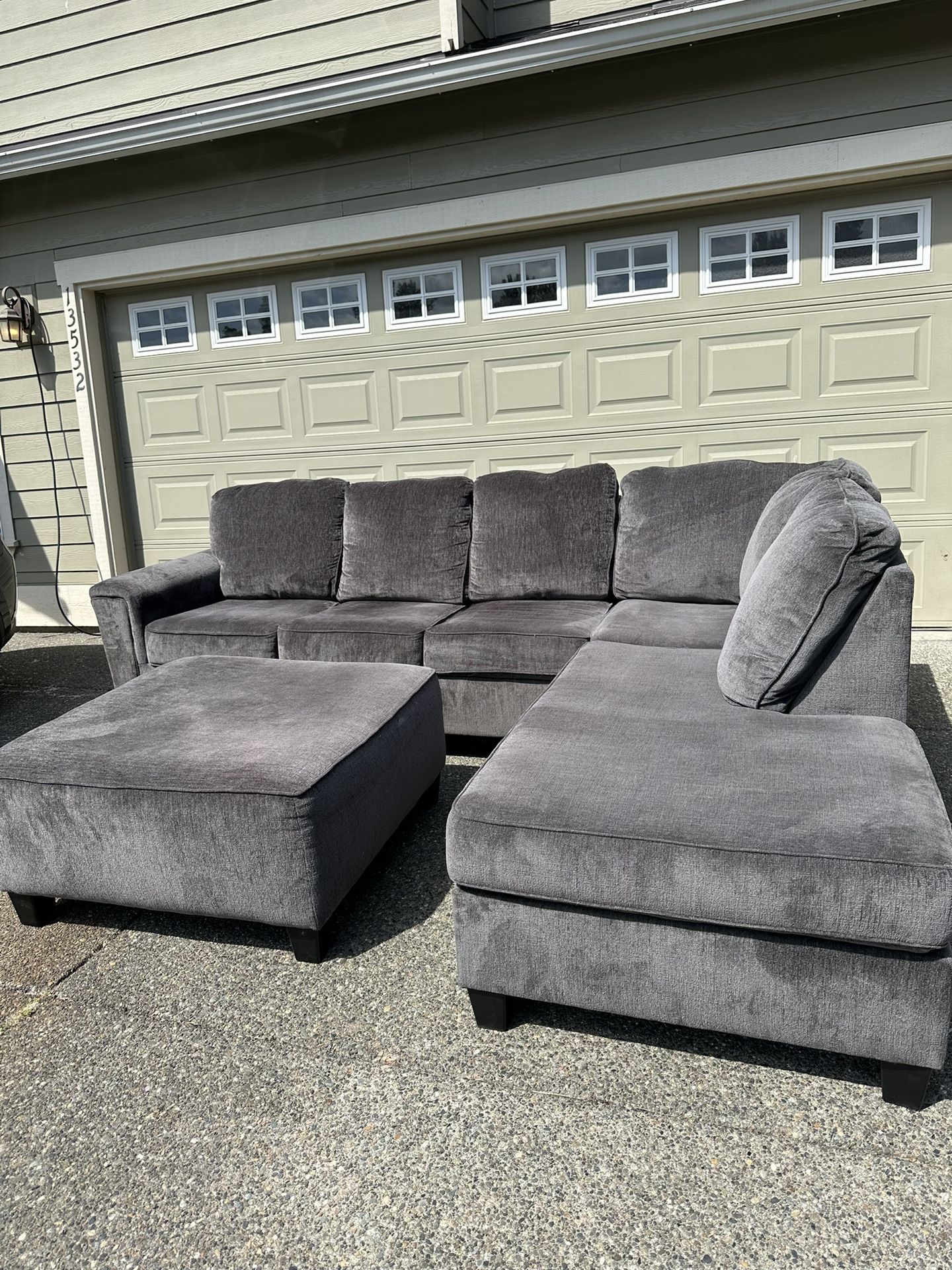 Grey Sectional Couch Sofa (FREE DELIVERY!)