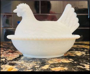 Vintage and beautiful milk glass hard to find Hen on a Nest!