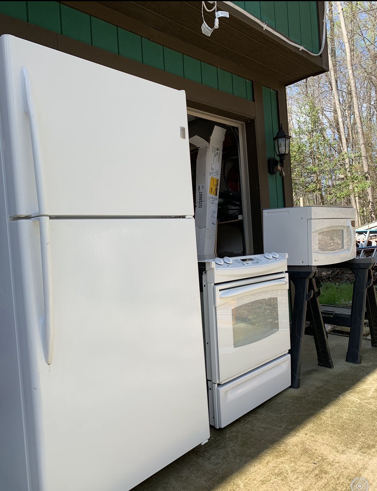 Complete kitchen set: Refrigerator, Microwave, range