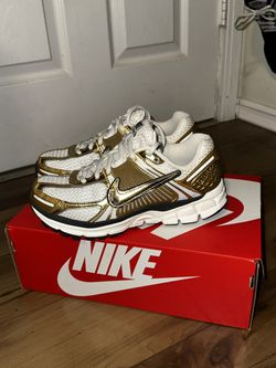Nike vomero 5 Metallic gold Women’s Size 7.5 