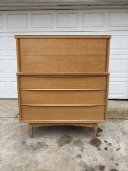 ‼️Kent Coffey The Escort Line 5 DRAWER CHEST WITH GLASS TOP‼️FOR SALE 500$ OR BEST OFFER🚚DELIVERY AVAILABLE ✅