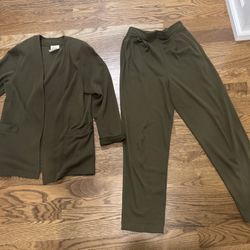 2 piece dark green, front pockets matching jacket-Size S/P & pants-Size Med