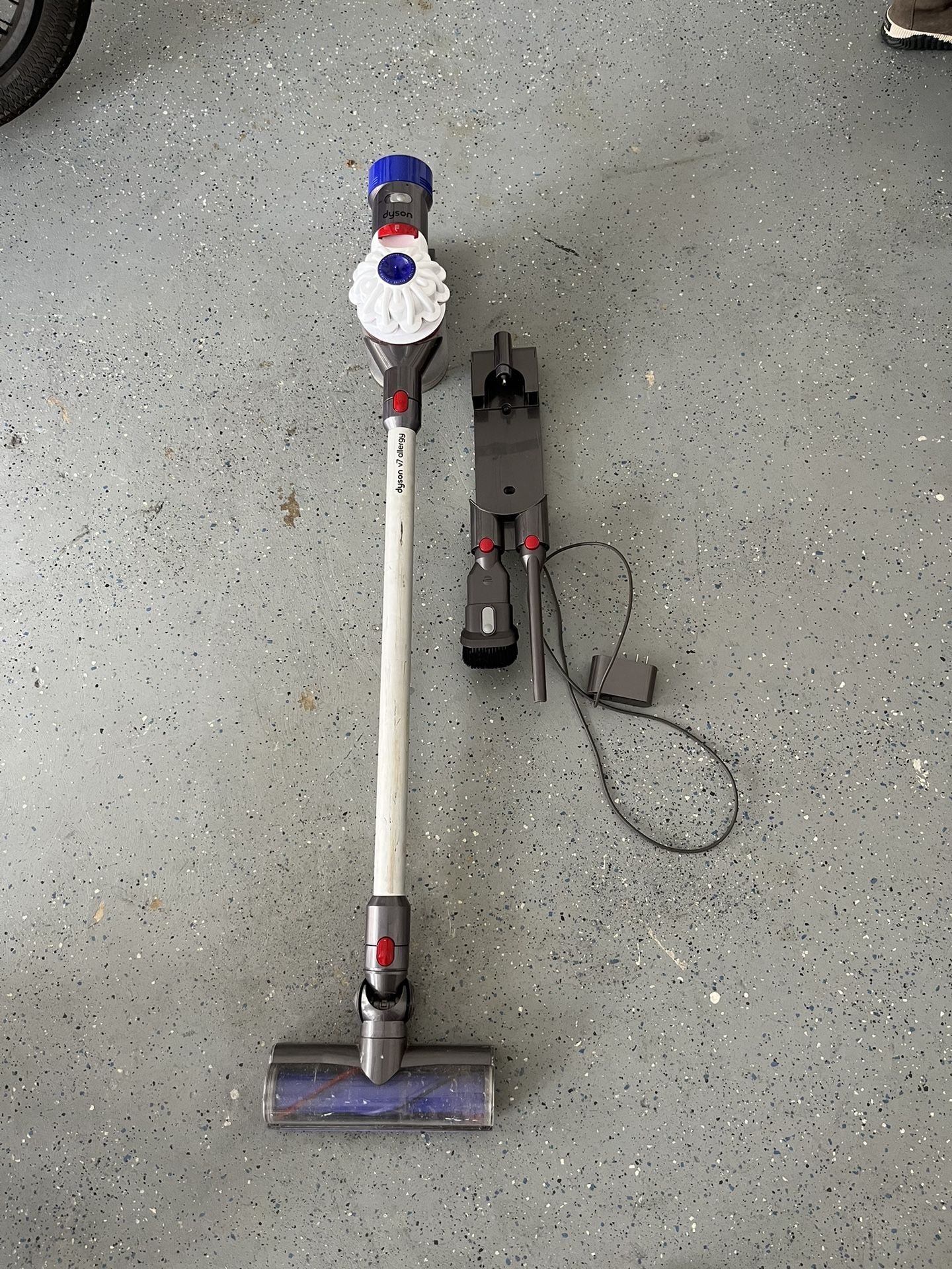  Dyson V7 Allergy Cordless HEPA Vacuum as-is for parts