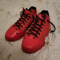 Nike LeBron 19 Low basketball sneakers in the Light Crimson, Black, and White colorway. 