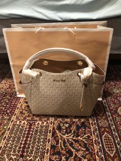 NEW MICHAEL KORS CREAM COLOR PURSE
