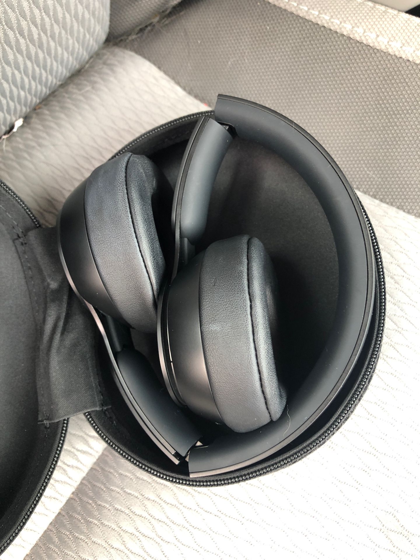 Noise canceling solo pro beats headphones wireless