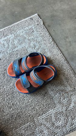 Skechers kids slippers size 1.0