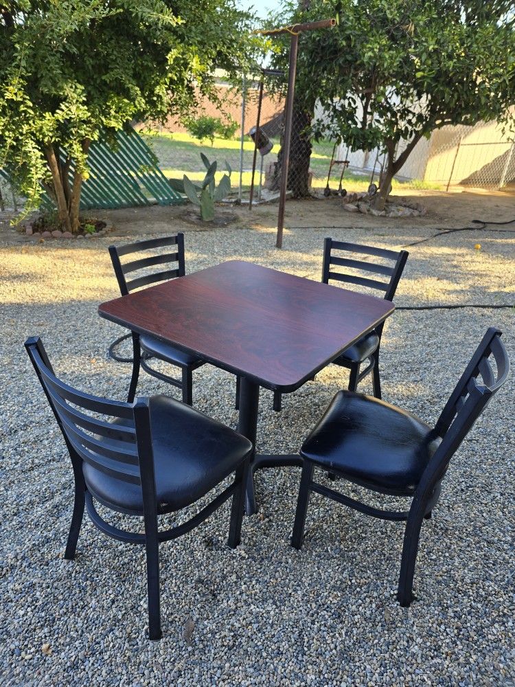 Table And Chairs (Obo)