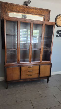 BEAUTIFUL MCM HUTCH CHINA CABINET