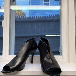 Nine West Black Peep-Toe Bootie Heels – Size 8.5M Nine West black peep-toe bootie heels in size 8.5M. Sleek, modern design with a flattering wrapped s