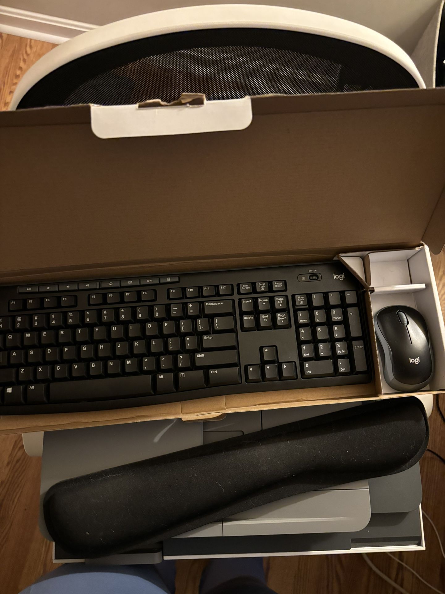 wireless mouse and keyboard including wrist pad 