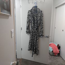 LADIES NEW ROBE BLACK AND WHITE SIZE LARGE$ 15.00 