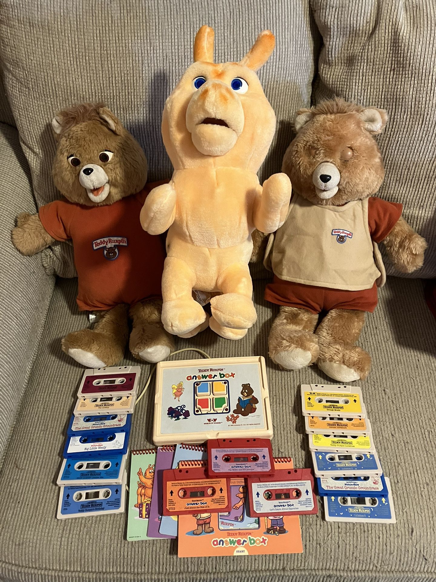 Teddy Ruxpin & Grubby For Parts Or Repair With Lot Of Tapes Clothes Etc