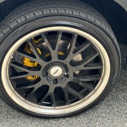 Se vende da más tiene una sola goma mala. Pido $400 por ella que me des 300 se lo llevas. 245/35/20    5/114 