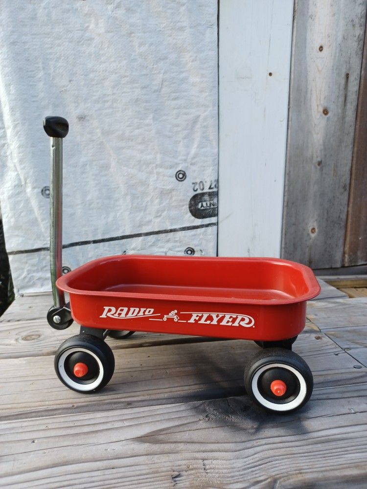 Radio Flyer Red Toy Wagon/ Decor Wagon