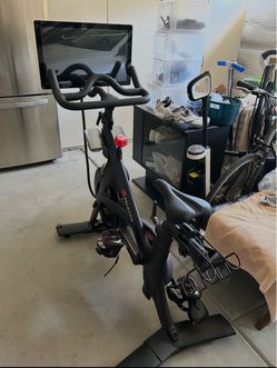 Peleton Bike like new  w shoes