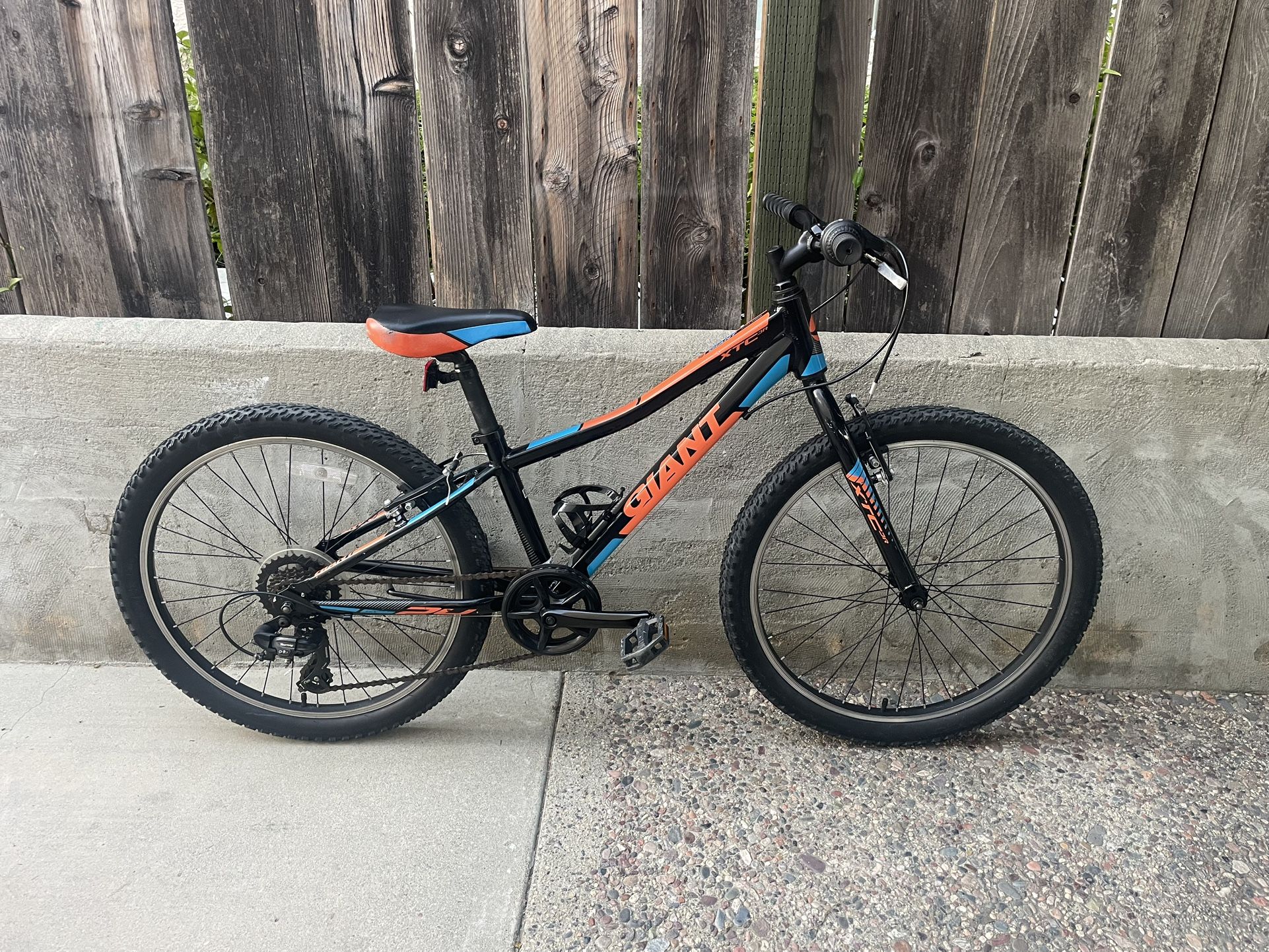 Giant XTC Jr 24” Wheels 7 Speed Kids Mountain Bike