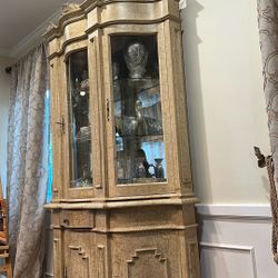 Beautiful china holder with gold details