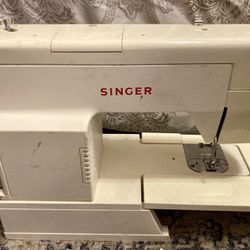 Vintage SINGER Sewing Machine In Pristine Working Condition With Foot Pedal, Manual & Sewing Kit