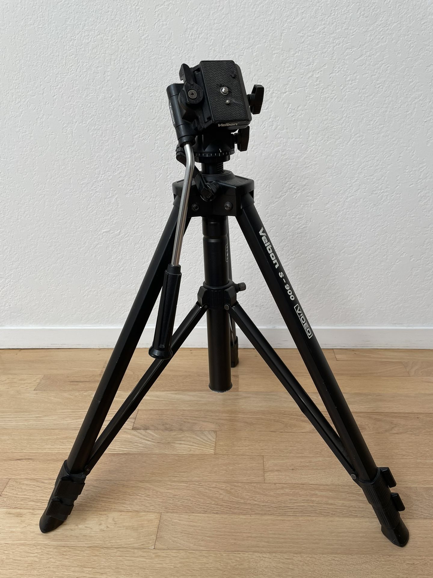 Velbon S-900 Deluxe Heavy Duty Tripod