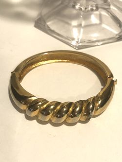 Vintage shiny gold tone soft sculpted hinged bangle