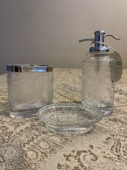 NEW bath accessory set