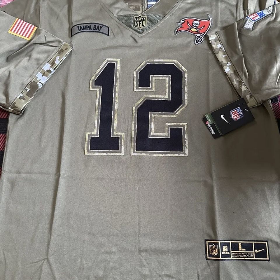 NFL Tampa Bay Buccaneers Tom Brady #12 Salute to service Stitched Football  Jersey Men's L New for Sale in Norwich, CT - OfferUp