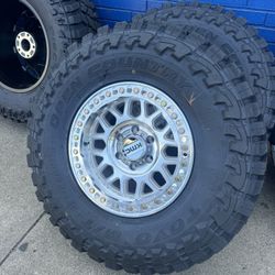 TOYO OPEN COUNTRY M/T 35x12.50R17 TIRES W/ KMC GRANDE BEADLOCK WHEELS 2850$ WHEELS AND TIRES
