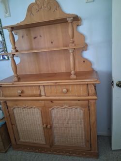 Pinewood storage with wicker inlay