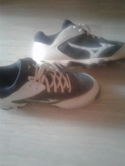 Softball metal cleats
