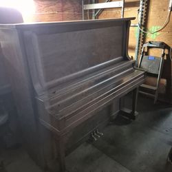 Upright piano