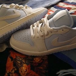 Air JORDANS 1.       (SIZE 6 1/2) W