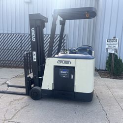 FOR SALE A CROWN RC3020-40 FORKLIFT.89/198” FF TSU MAST W/SIDESHIFT,OHG, P/S,36v GOOD USED BATTERY. IT IS IN GOOD WORKING CONDITION.
