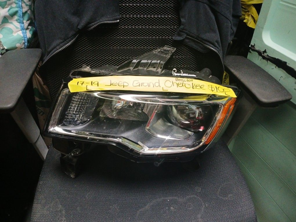 2017-19 Jeep Grand Cherokee Left Headlight 