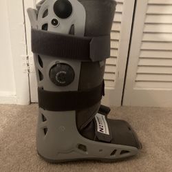 Medium Adjustable Aircast Walking Boot