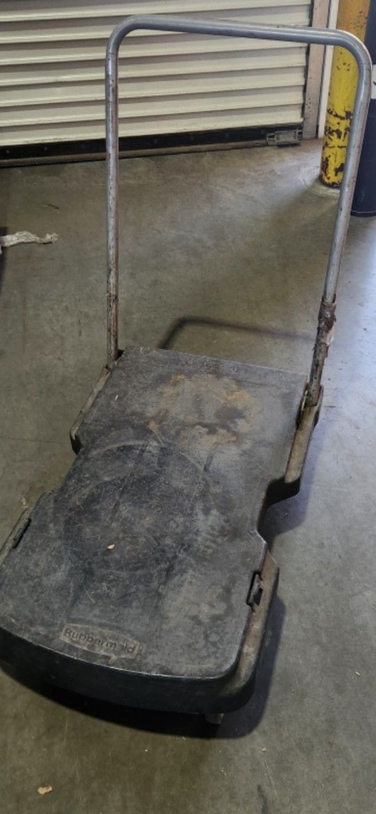 Rubbermaid Cart