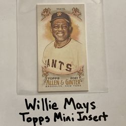 Willie Mays San Francisco Giants Hall of Fame Centerfielder Topps Short Print Mini Insert Card. 