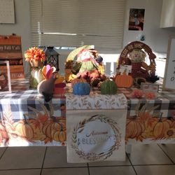 THANKSGIVING DECORATIONS..AS IN PICTURES EVERYTHING TOGETHER..SE HABLA ESPANOL..CHECK OUT MY PAGE FOR MORE..