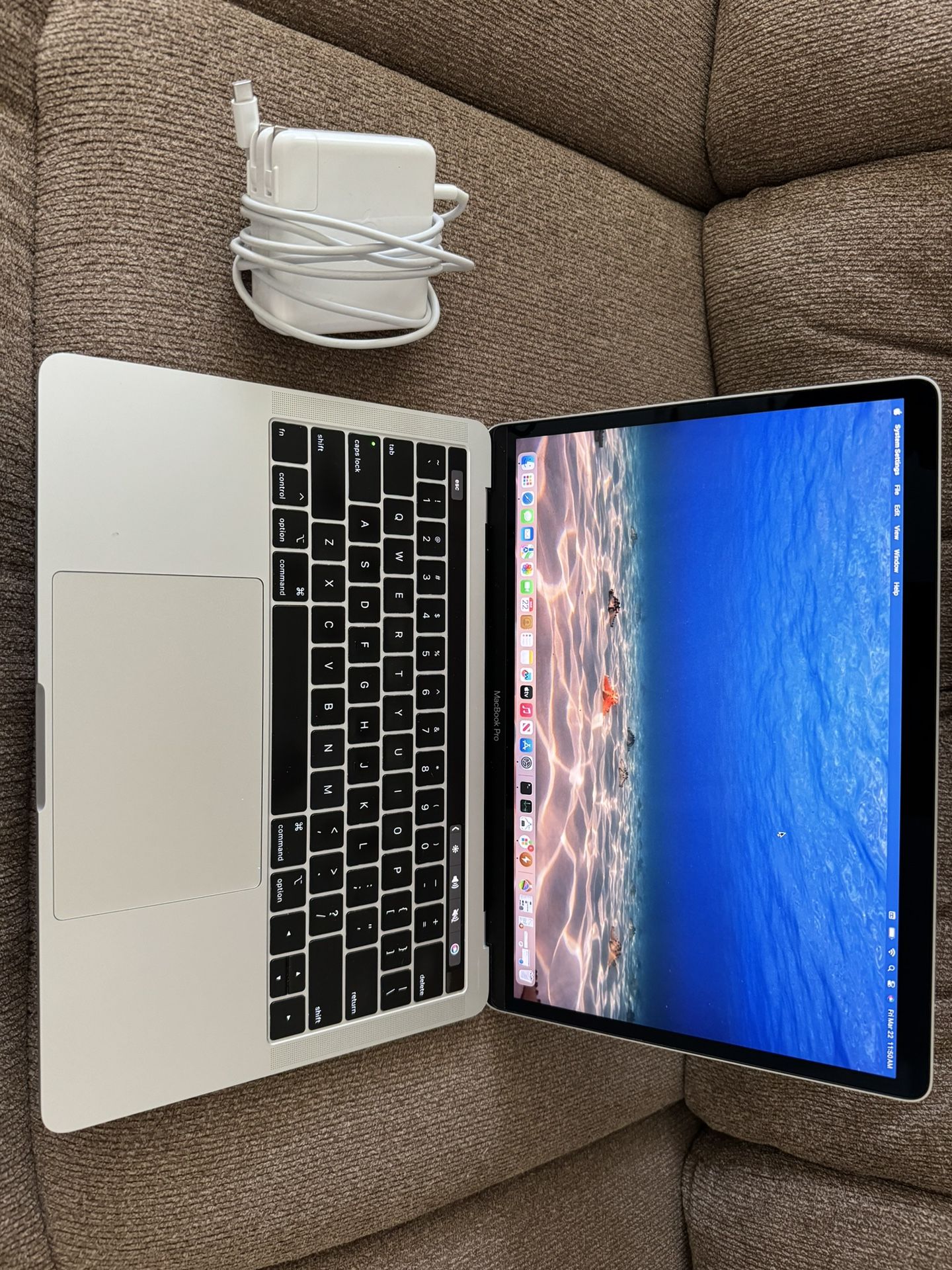 2019/2020 MacBook Pro 13”retina,i7 Quad Core 2.8ghz. 16gb Ram. 512gb SSD, Touch bar/ID,Fast