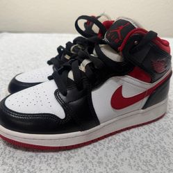Nike Air Jordan 1 Mid Chicago Black Toe Size 4.5Y Red White Black - Excellent!