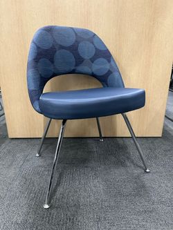 Knoll Saarinen Executive Office Side Chair (Blue Circular Pattern/Chrome)