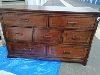 4 piece Queen Bedroom set - Solid wood