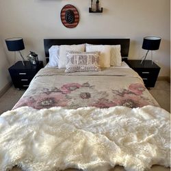 Dark Wood Full Bedroom Set – Includes Bed Frame, Headboard, Side Tables & Lamps